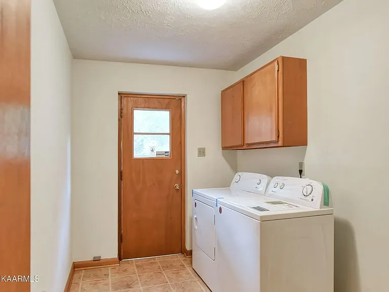 200 Suburban Rd — Photo 38