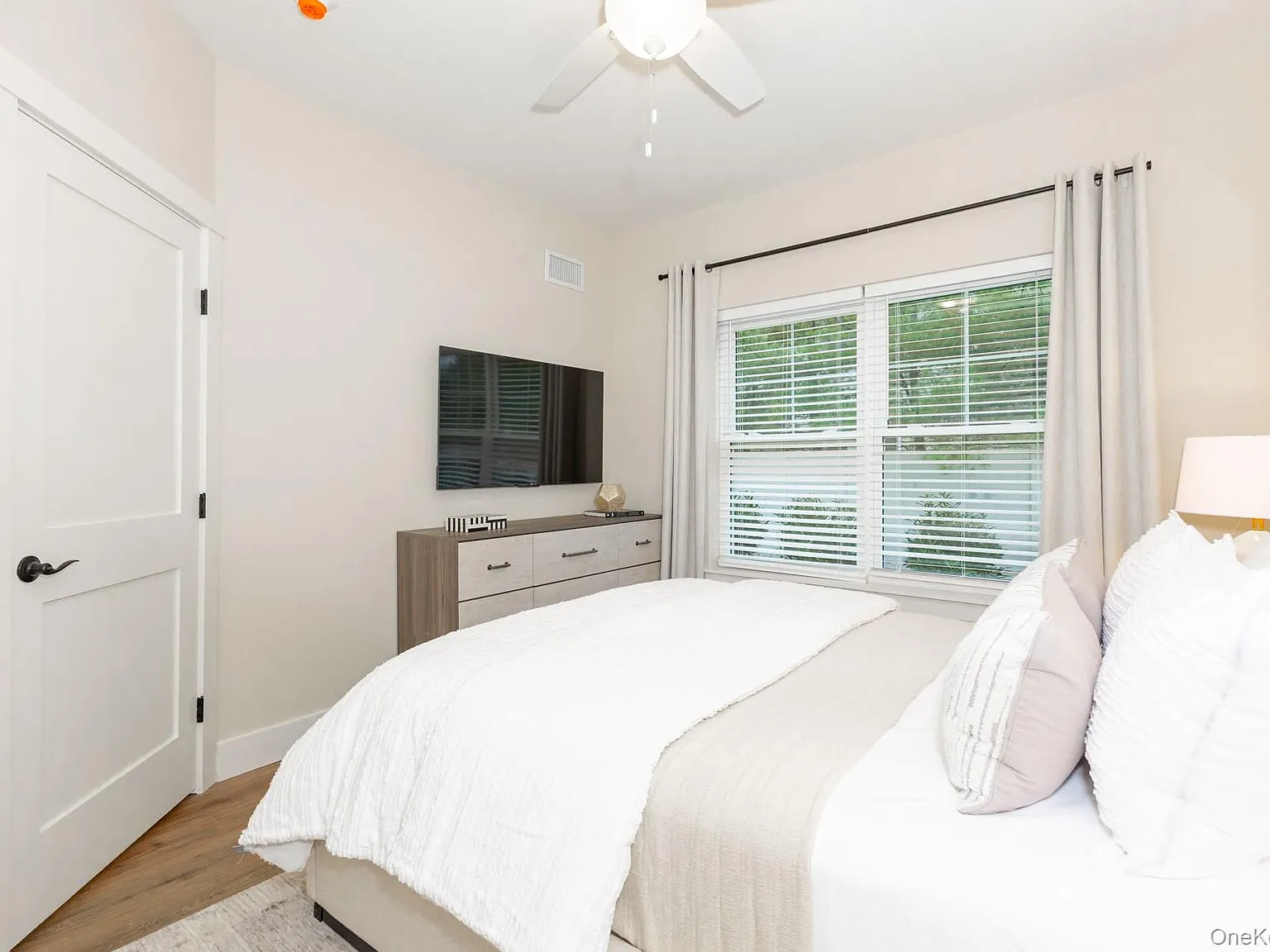 2 bed, 2.0 bath, 1100 sqft, $3,500 — Photo 2