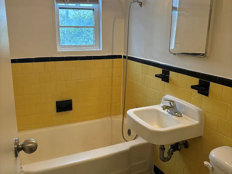 208 Kenilworth Ave NE — Photo 4