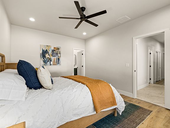 5th image of 10494 W Shields Ave