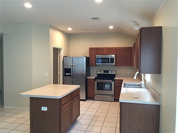 4th image of 1501 Hawk Dr