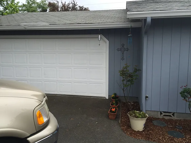 1099 SW G St — Photo 1