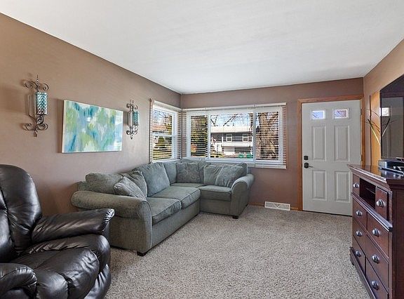 4th image of 8949 Fairway Dr