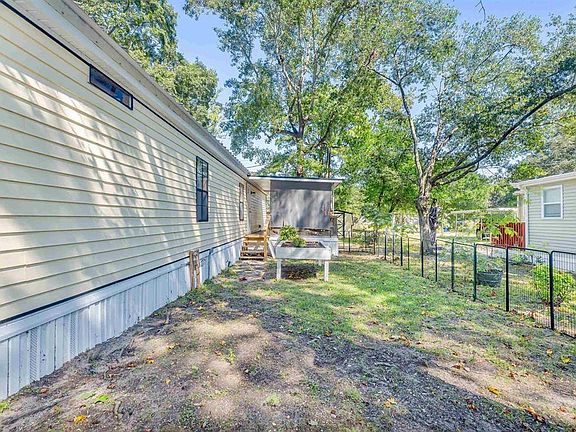 5th image of 582 Mimosa Dr.
