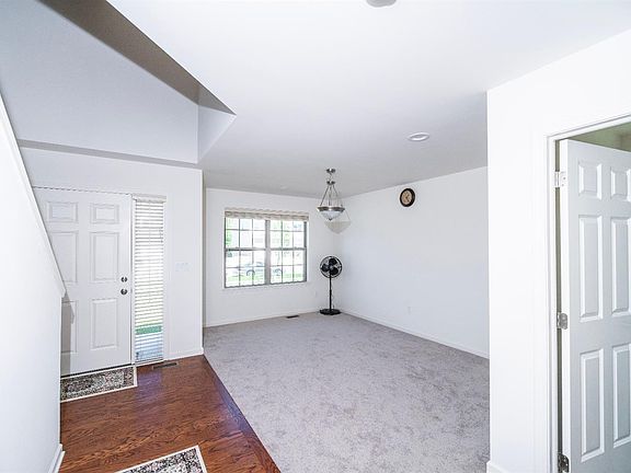 4th image of 9102 White Tail Ct #10
