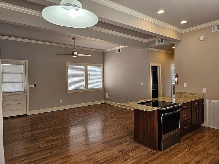 114 N Cypress St — Photo 6
