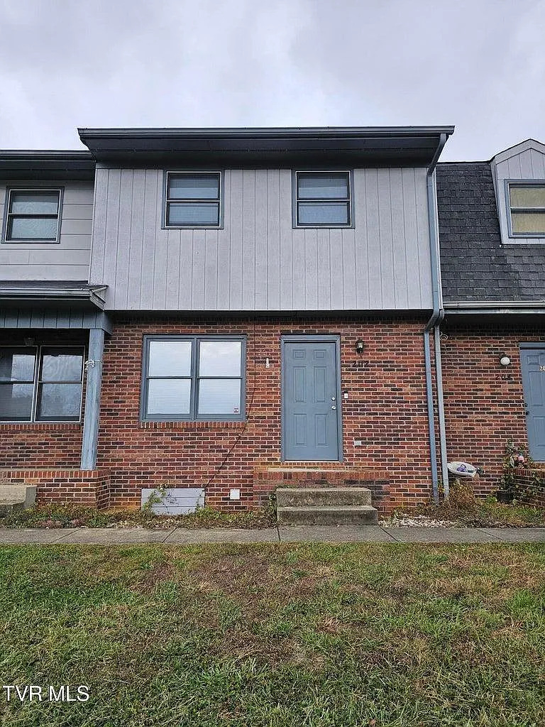 202 Oakcrest Cir — Photo 1