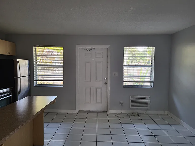 921 SW 4th St — Photo 3