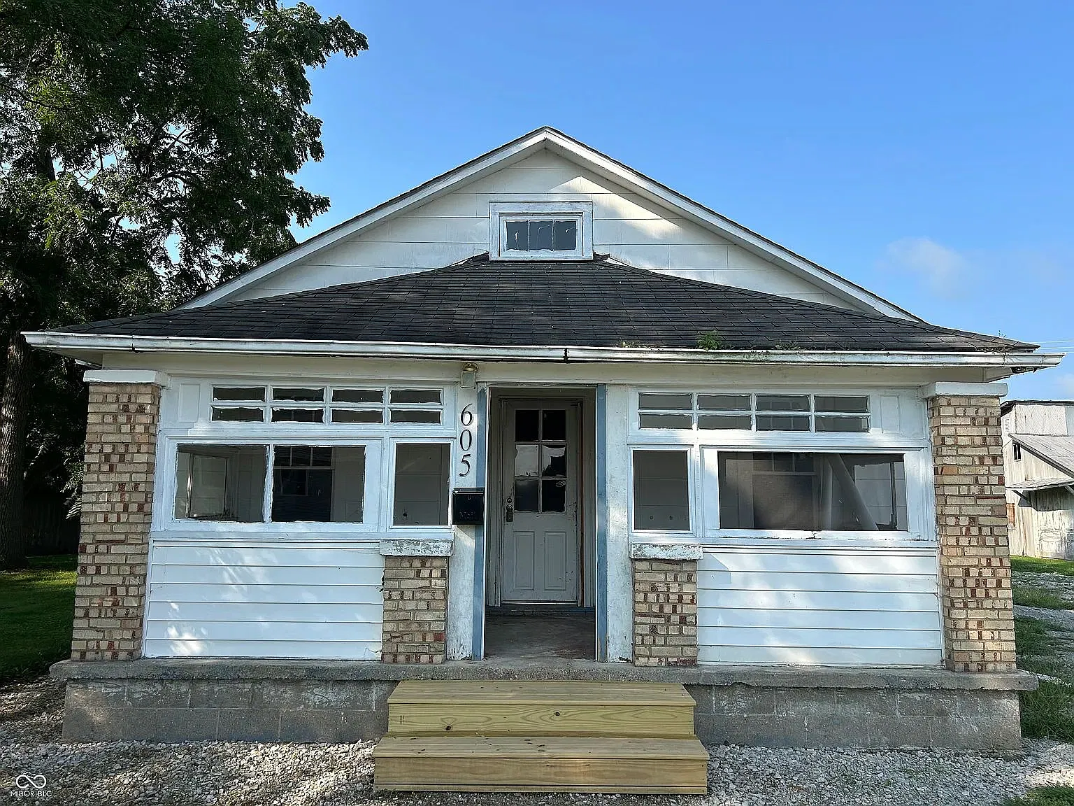 2 bed, 1.0 bath, 1904 sqft, $1,100 — Photo 1