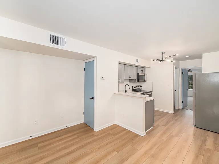 1049 W 49th St — Photo 8