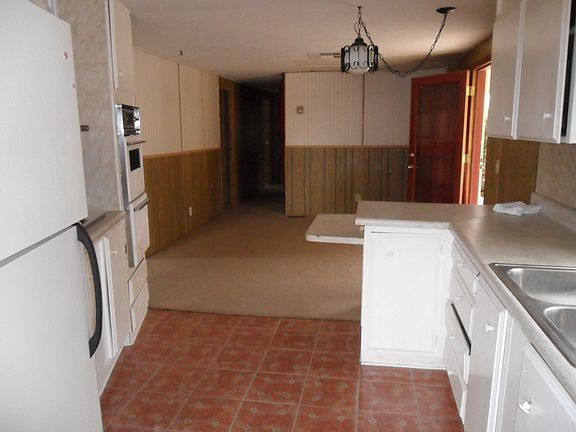 Kitchen & eating area