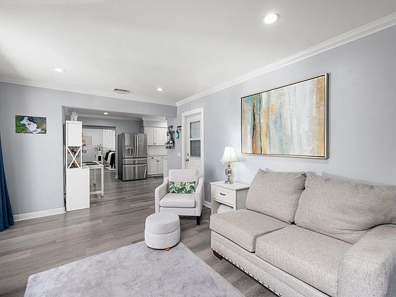 4th image of 3037 Camarillo Ave