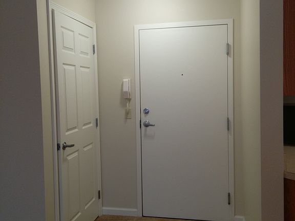2nd image of 320 La Salle St APT 216