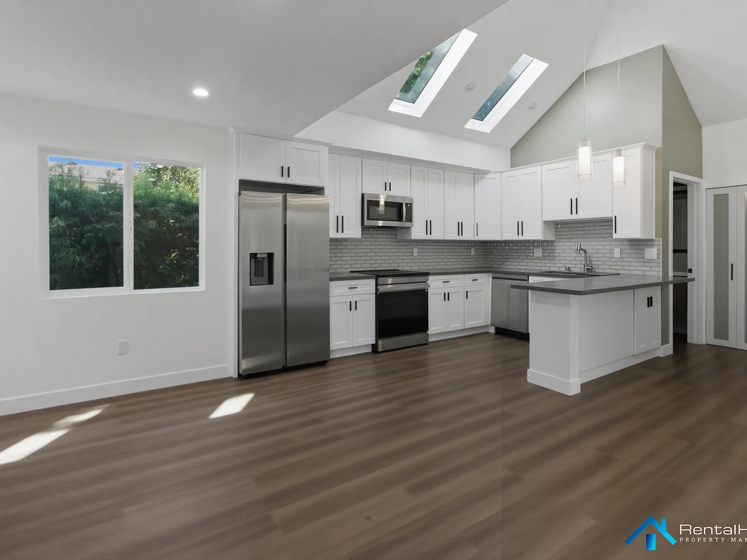 2 bed, 800 sqft, $3,745 — Photo 2