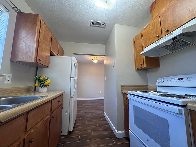 324 Montgomery St — Photo 11