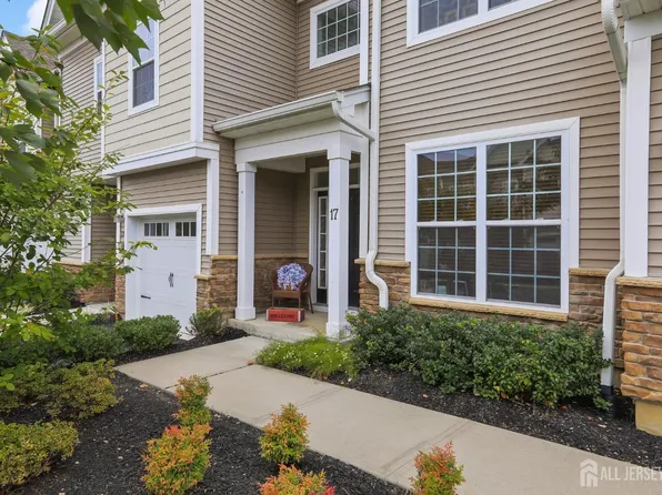 17 Grabowski Dr, Parlin, NJ 08859