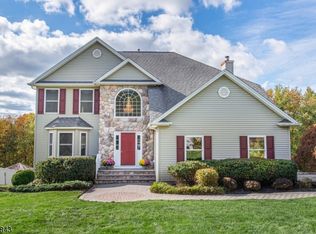 5 Mackenzie Ln, Oak Ridge, NJ 07438