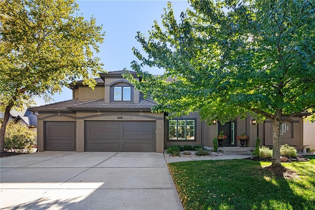 8827 Pine St, Lenexa, KS 66220 Zillow
