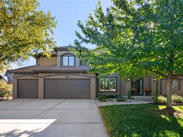 8827 Pine St, Lenexa, KS 66220