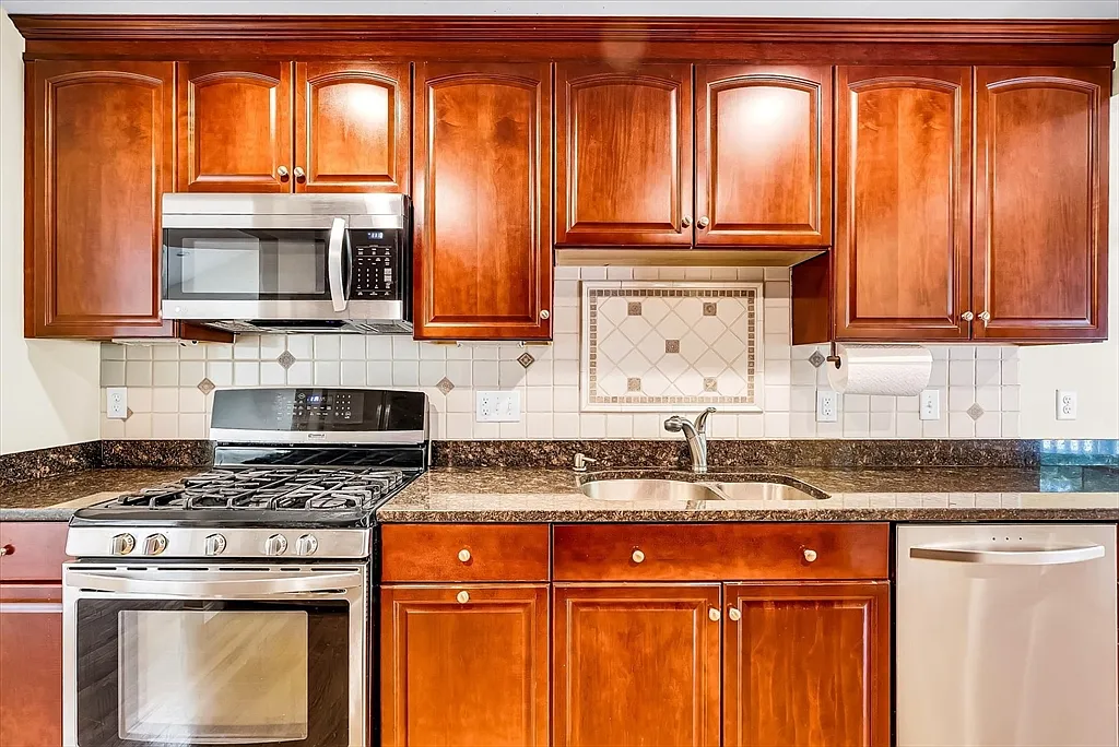 3 bed, 4.0 bath, 2499 sqft, $3,700 — Photo 3