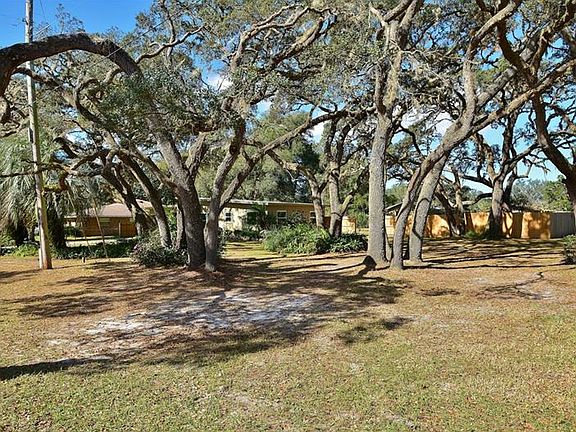 3rd image of 19 Poinsettia Dr