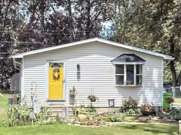 9200 Sandison Dr, White Lake, MI 48386