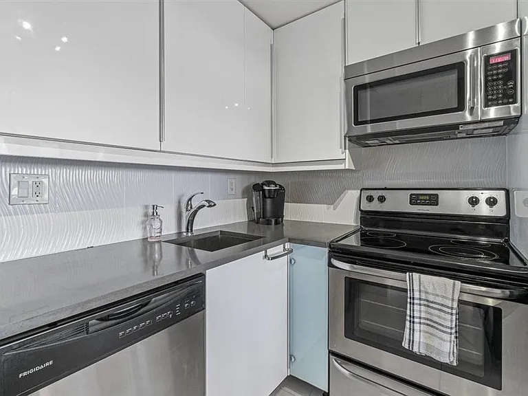 1830 Embassy Dr #613 — Photo 8