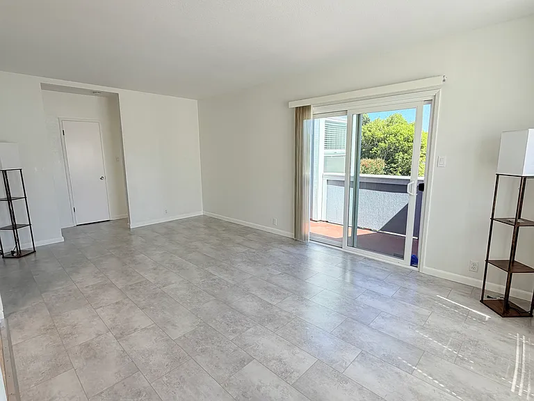 952 Mission Rd — Photo 2