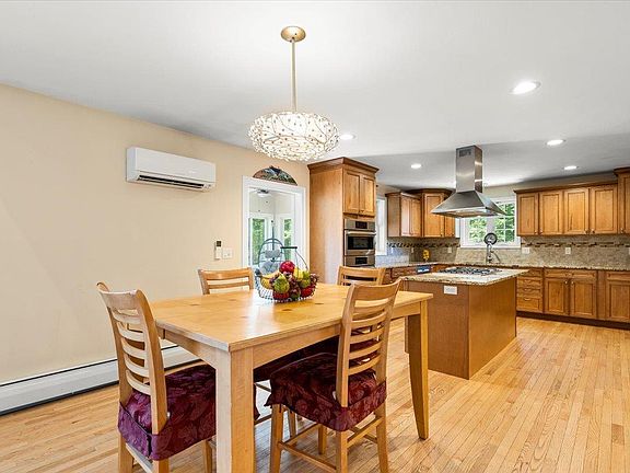 4th image of 164 Bartlett Dr