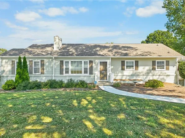 590 N Peace Haven Rd, Winston Salem, NC 27104