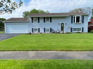 42 Park Lane Cir, Lockport, NY 14094