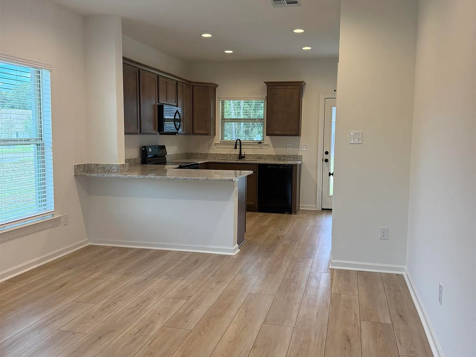 3 bed, 1356 sqft, $1,700 — Photo 3