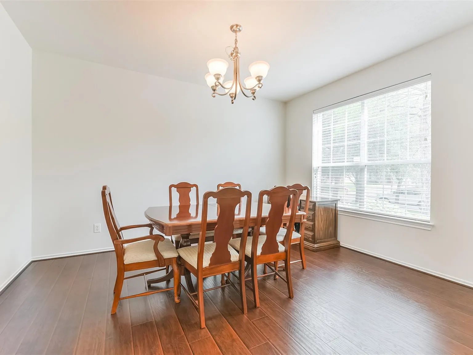 4 bed, 2.5 bath, 2477 sqft, $2,550 — Photo 3