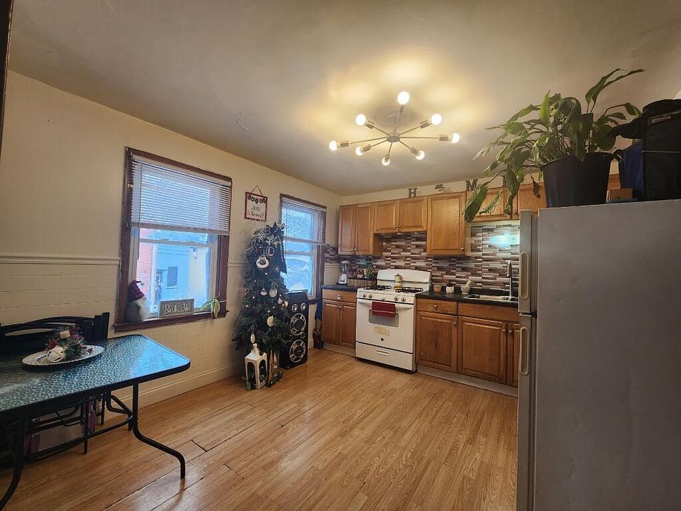 1st image of 325 Niagara St