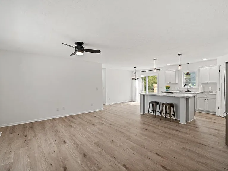 401 Clark St — Photo 9