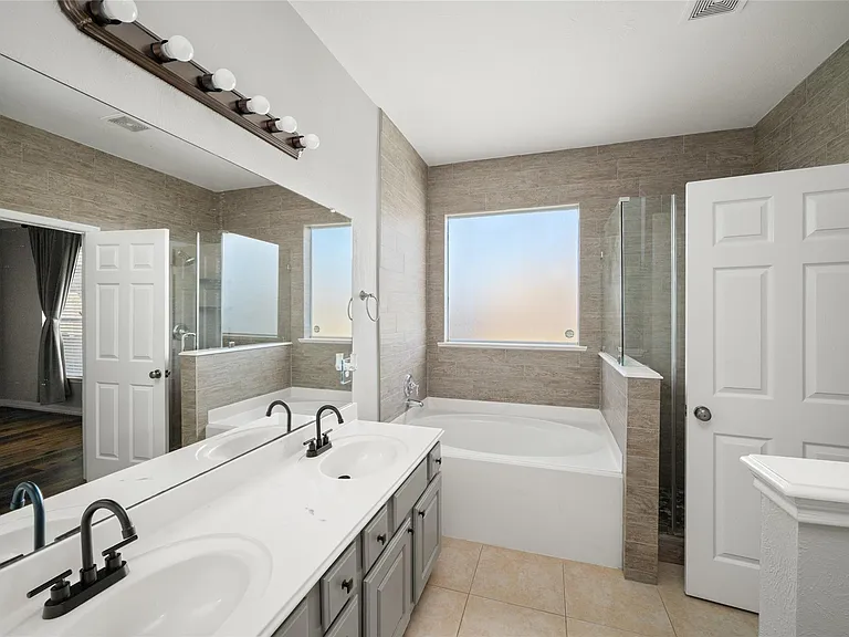 7414 Sabinal Creek Dr — Photo 26