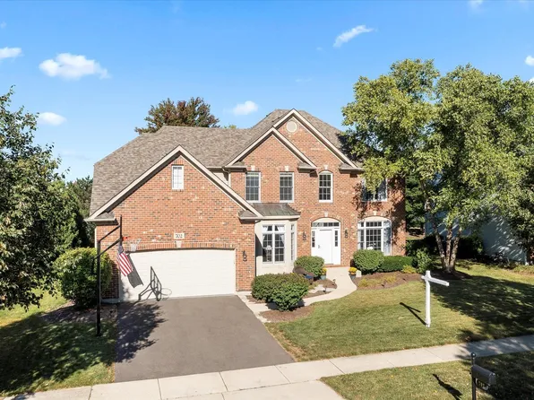 702 Chasewood Dr, South Elgin, IL 60177