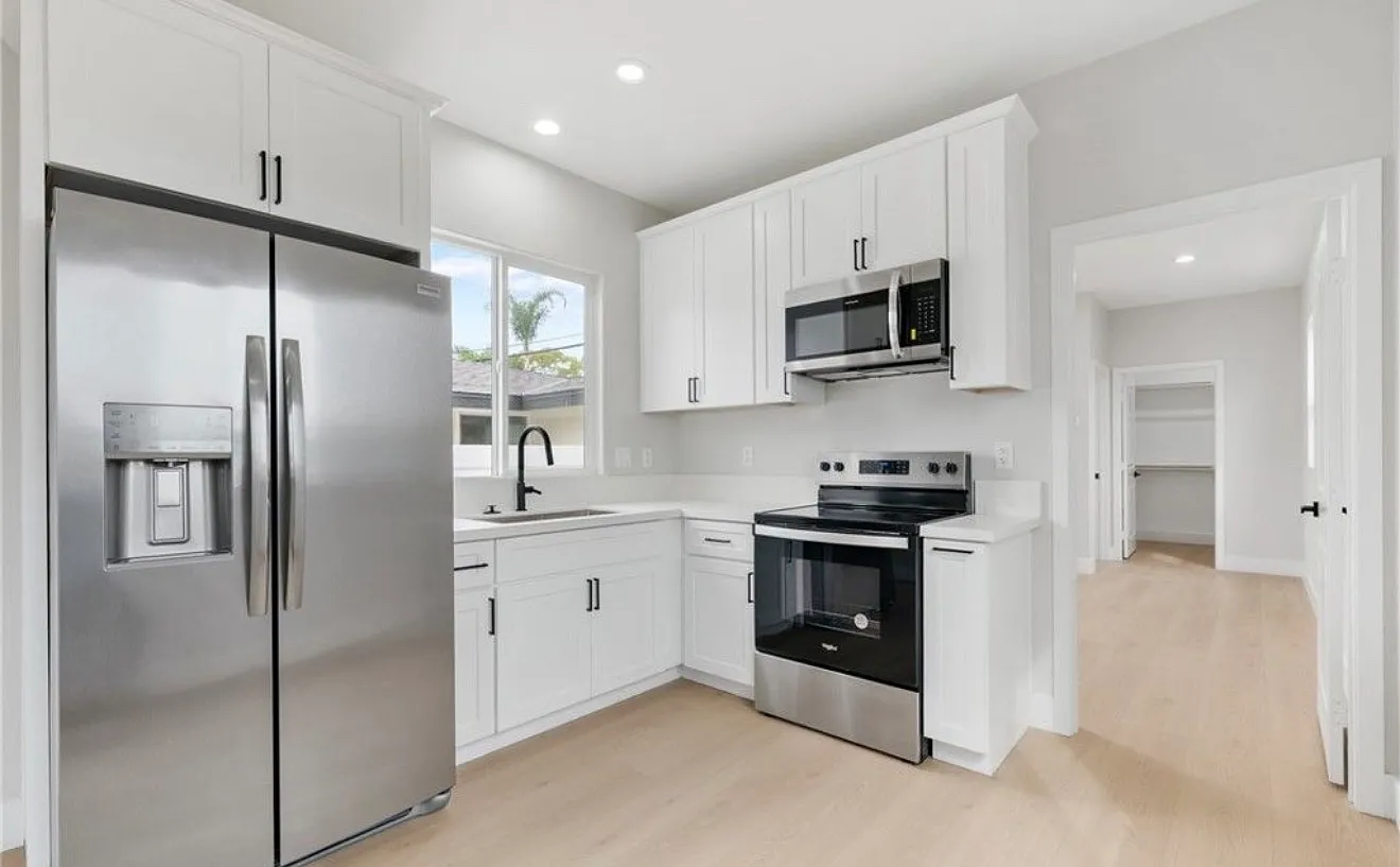 3 bed, 1200 sqft, $2,850 — Photo 2