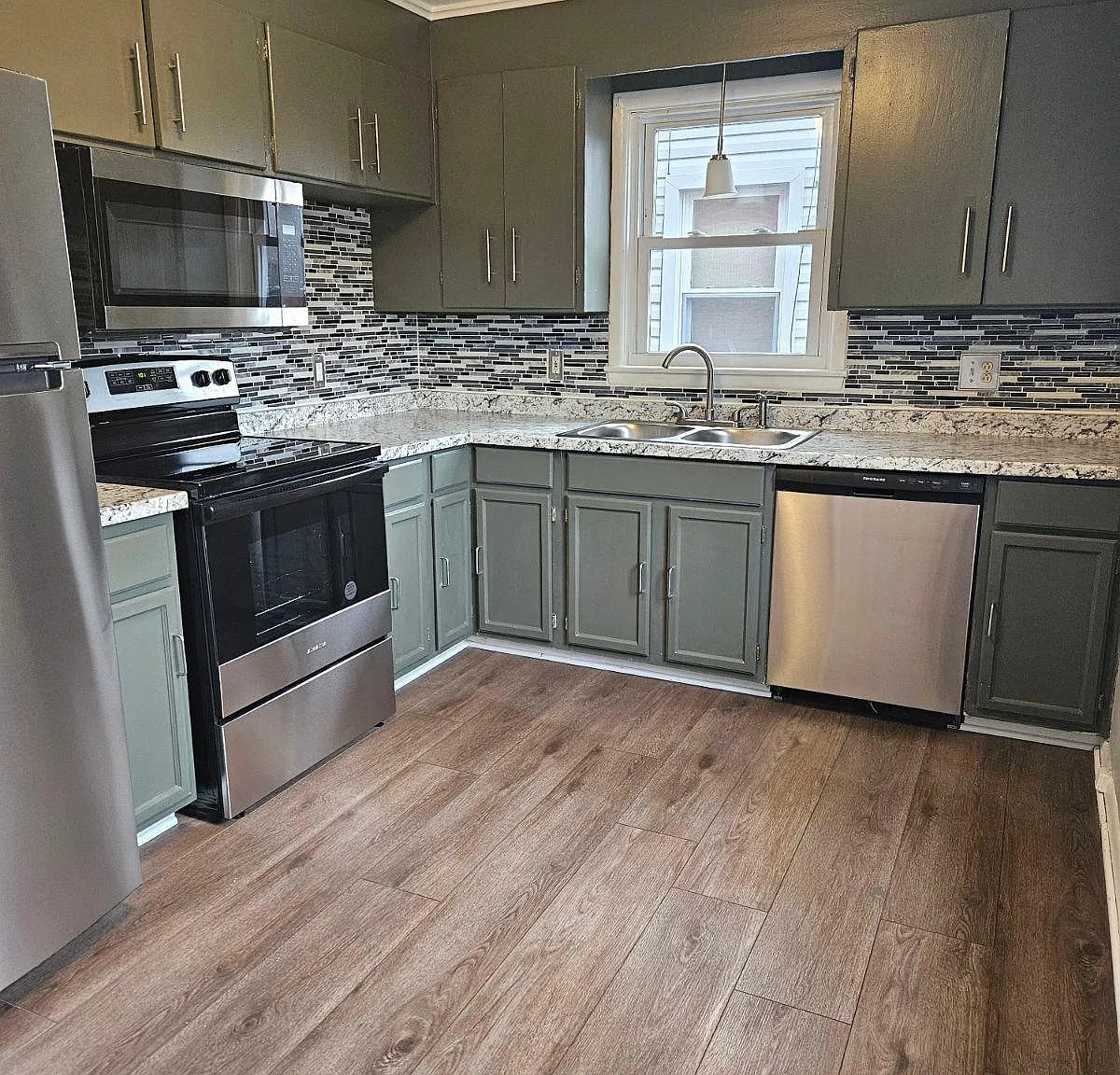 315 Bennington Dr — Photo 2