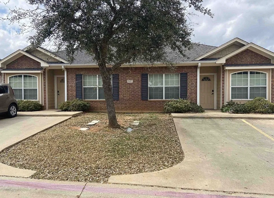 2 bed, 1027 sqft, $1,400 — Photo 1