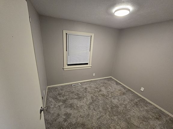 5th image of 224 SE Woodland Ave