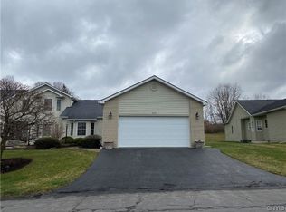 208 Falling Brook Path, Fayetteville, NY 13066
