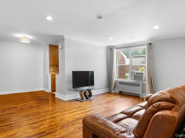 77 Edwards Street #2A, Roslyn Heights, NY 11577