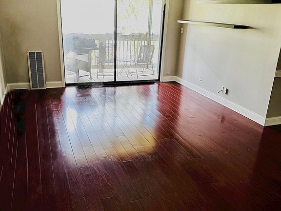 5th image of 936 Surrey Dr Unit 2AL