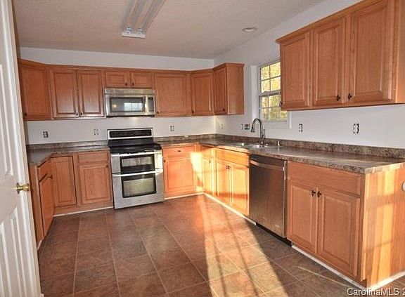 4th image of 572 Menzies Dr
