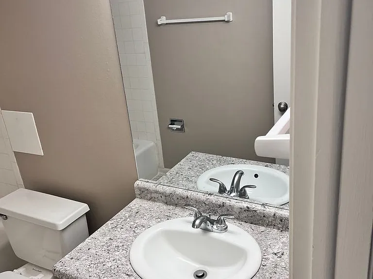 Bristol Square Apartments — Photo 96