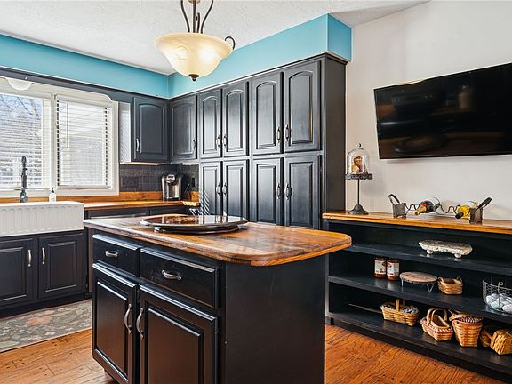 3rd image of 500 Shrader Hollow Rd