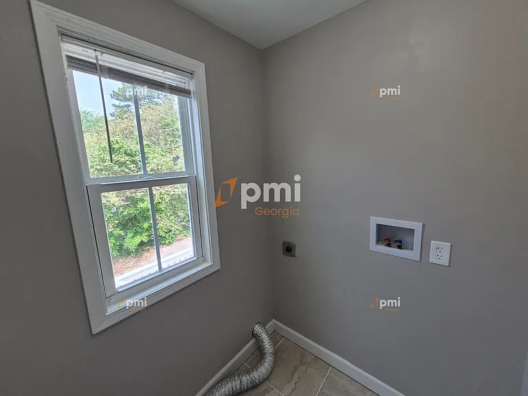 365 Elder St — Photo 6