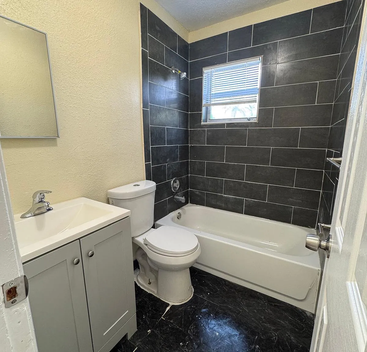 2 bed, 1.0 bath, 3246 sqft, $1,700 — Photo 2