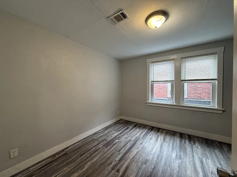 915 Chartiers Ave #4 — Photo 10